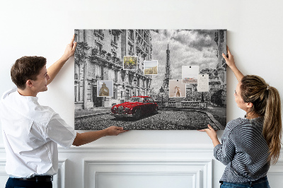 Tableau de liège Une voiture rouge avec Paris en arrière-plan