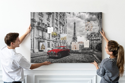 Tableau de liège Une voiture rouge avec Paris en arrière-plan