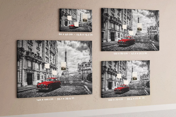 Tableau de liège Une voiture rouge avec Paris en arrière-plan