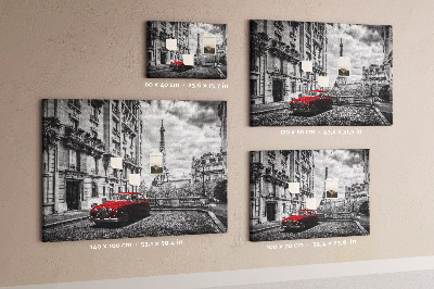 Tableau de liège Une voiture rouge avec Paris en arrière-plan