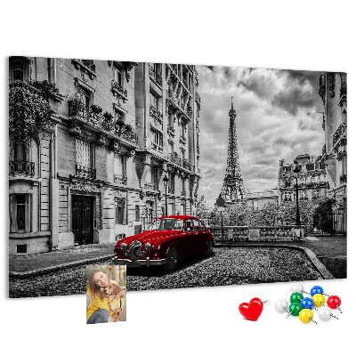Tableau de liège Une voiture rouge avec Paris en arrière-plan