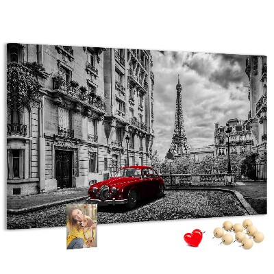 Tableau de liège Une voiture rouge avec Paris en arrière-plan