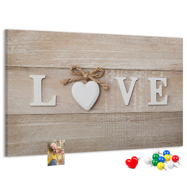Tableau en liège L'amour exprimé dans des lettres en forme de cœur en bois