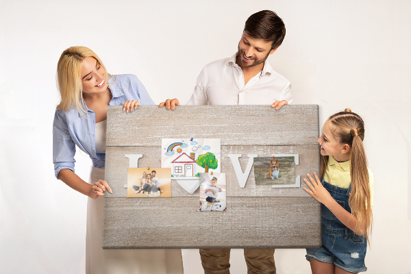 Tableau en liège L'amour exprimé dans des lettres en forme de cœur en bois