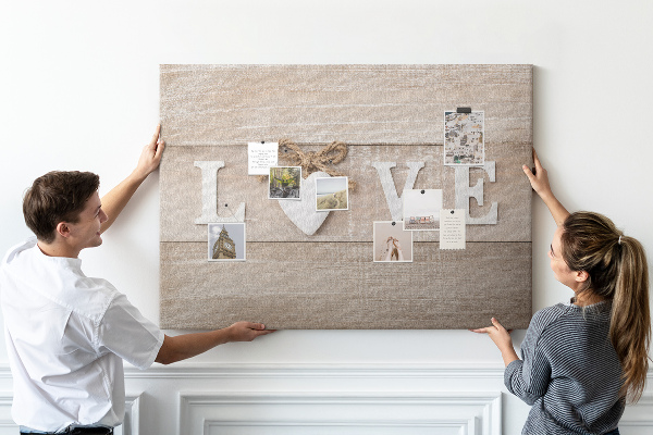 Tableau en liège L'amour exprimé dans des lettres en forme de cœur en bois