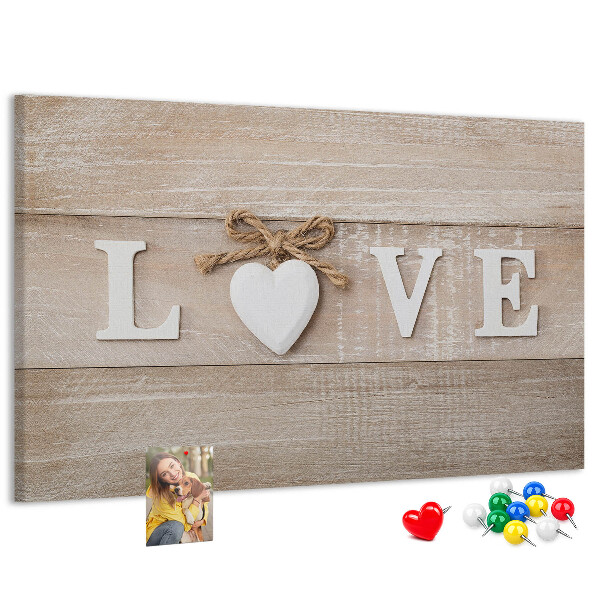 Tableau en liège L'amour exprimé dans des lettres en forme de cœur en bois