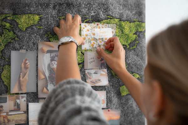 Tableau affichage liège Carte du monde verte sur fond gris