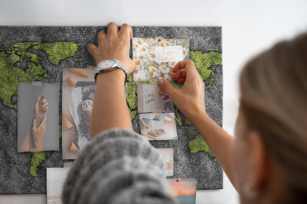 Tableau affichage liège Carte du monde verte sur fond gris