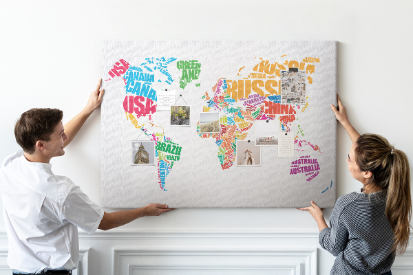 Tableau en liège Carte du monde colorée avec les noms des pays