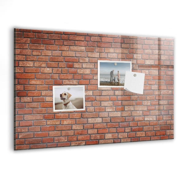 Tableau magnétique effaçable Un tableau d'affichage sur un mur de briques
