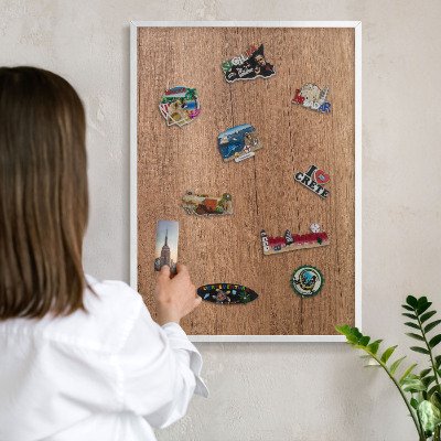 Tableau mural pour aimants dans un cadre noir Texture du bois