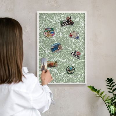 Tableau mural pour aimants dans un cadre noir Feuilles tropicales
