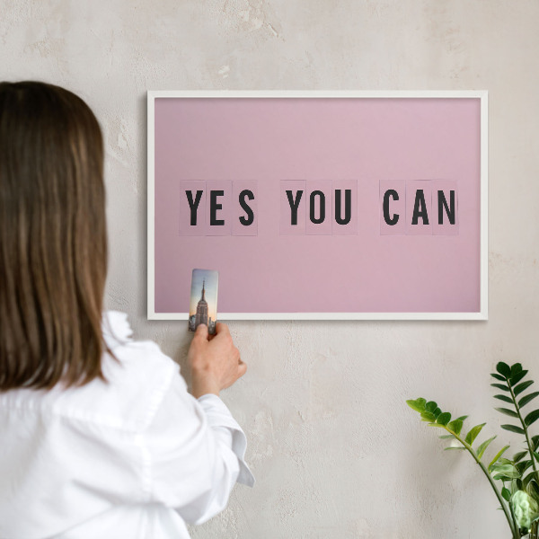 Tableau mural pour aimants dans un cadre noir De la motivation au quotidien