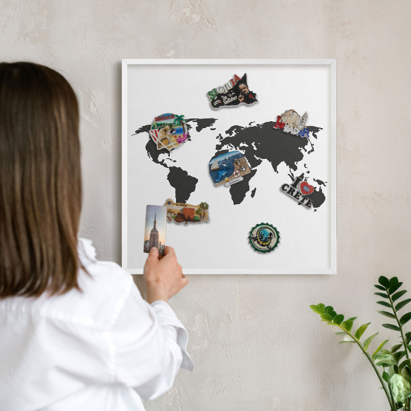 Tableau mural pour aimants dans un cadre noir Carte du monde