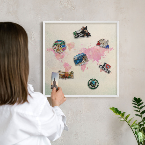 Tableau mural pour aimants dans un cadre noir Carte du monde