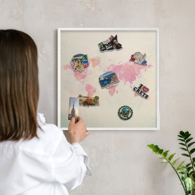 Tableau mural pour aimants dans un cadre noir Carte du monde