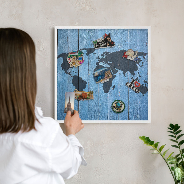 Tableau mural pour aimants dans un cadre noir Carte du monde