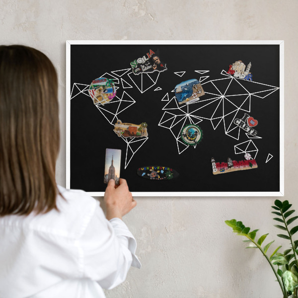 Tableau mural pour aimants dans un cadre noir Carte du monde