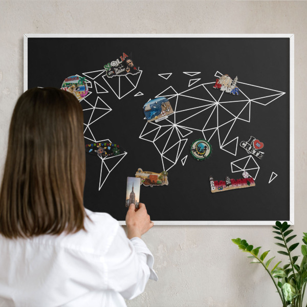 Tableau mural pour aimants dans un cadre noir Carte du monde