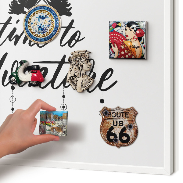 Tableau mural pour aimants dans un cadre noir L'aventure vous attend