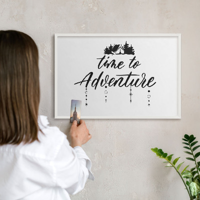 Tableau mural pour aimants dans un cadre noir L'aventure vous attend