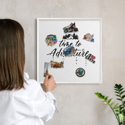 Tableau mural pour aimants dans un cadre noir L'aventure vous attend