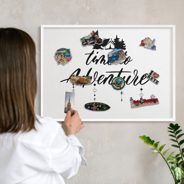 Tableau mural pour aimants dans un cadre noir L'aventure vous attend