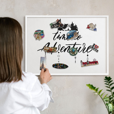 Tableau mural pour aimants dans un cadre noir L'aventure vous attend