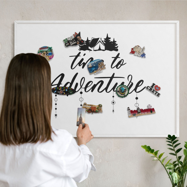Tableau mural pour aimants dans un cadre noir L'aventure vous attend