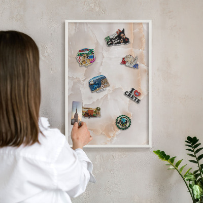 Tableau mural pour aimants dans un cadre noir Ondes subtiles