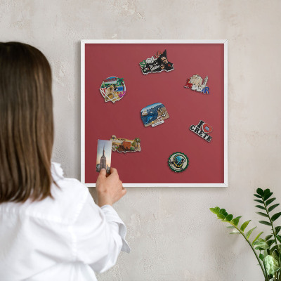 Tableau mural pour aimants dans un cadre noir Couleur bordeaux