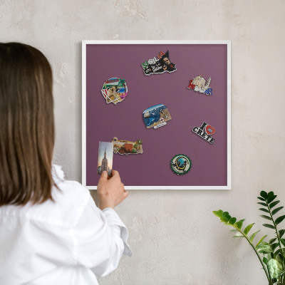 Tableau mural pour aimants dans un cadre noir Couleur violette