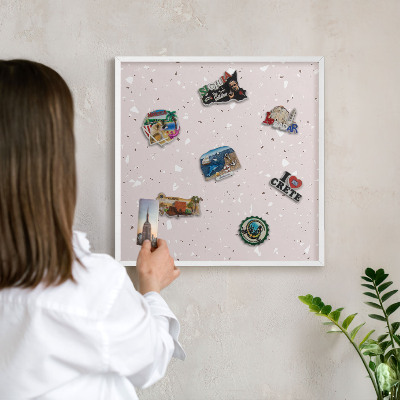 Tableau mural pour aimants dans un cadre noir Terrazzo moderne