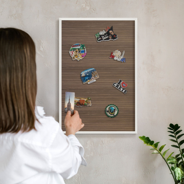 Tableau mural pour aimants dans un cadre noir Fond en bois
