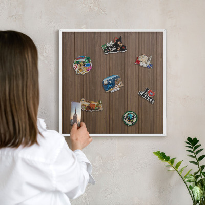Tableau mural pour aimants dans un cadre noir Fond en bois
