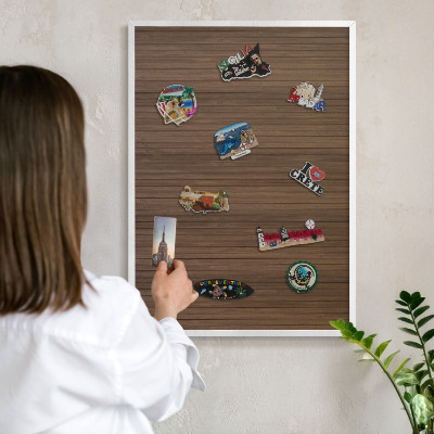 Tableau mural pour aimants dans un cadre noir Fond en bois