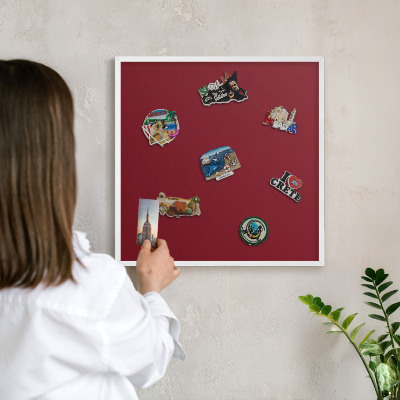 Tableau mural pour aimants dans un cadre noir Bordeaux vif