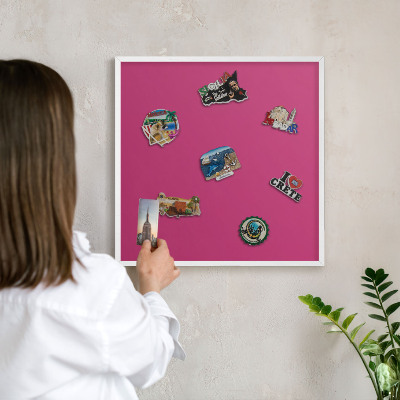 Tableau mural pour aimants dans un cadre noir Rose intense