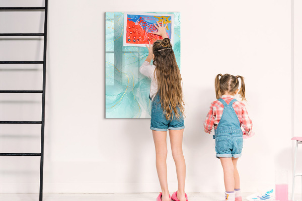 Tableau effaçable magnétique Un tableau coloré pour présenter des photos