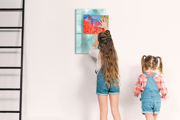 Tableau effaçable magnétique Un tableau coloré pour présenter des photos