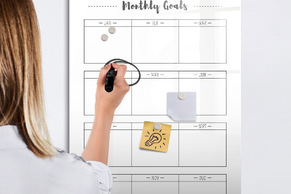 Tableau effaçable magnétique Objectifs mensuels avec possibilité de personnalisation