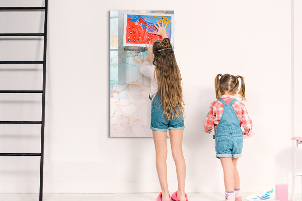 Tableau effaçable magnétique Un tableau coloré pour présenter des photos
