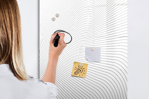 Tableau magnétique effaçable Un miroir avec un emplacement pour les photos