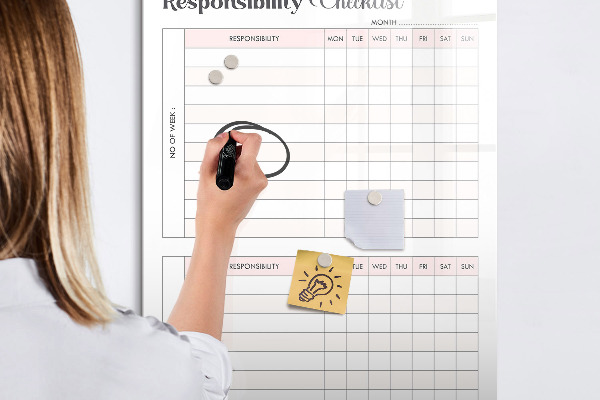 Tableau magnétique effaçable Liste des responsabilités pour chaque mois