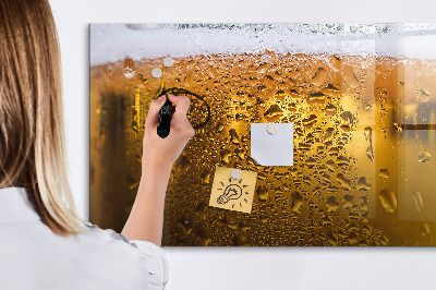 Tableau magnétique effaçable Une bière fraîche chargée de souvenirs personnels