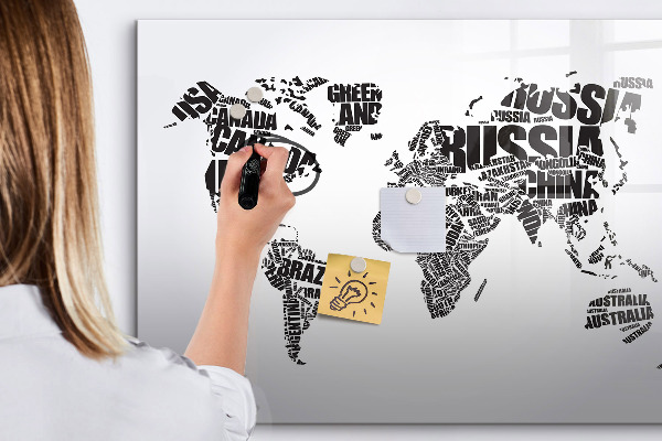Tableau effaçable magnétique Une carte du monde avec des souvenirs personnels