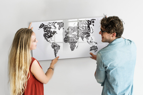Tableau effaçable magnétique Une carte du monde avec des souvenirs personnels