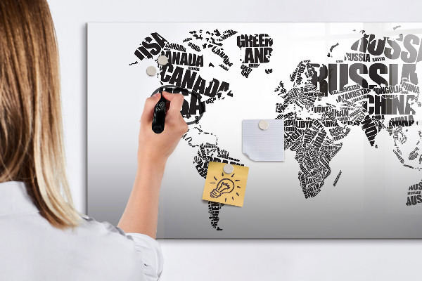 Tableau effaçable magnétique Une carte du monde avec des souvenirs personnels