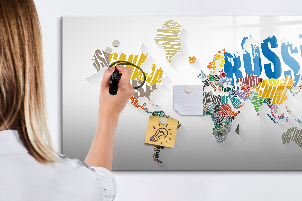 Tableau magnétique effaçable Une carte du monde avec des souvenirs personnels