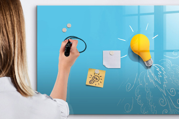 Tableau magnétique effaçable Un tableau coloré pour présenter des photos